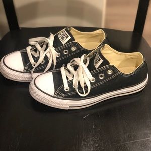 Chuck Taylor Low Top Sneakers (Converse)